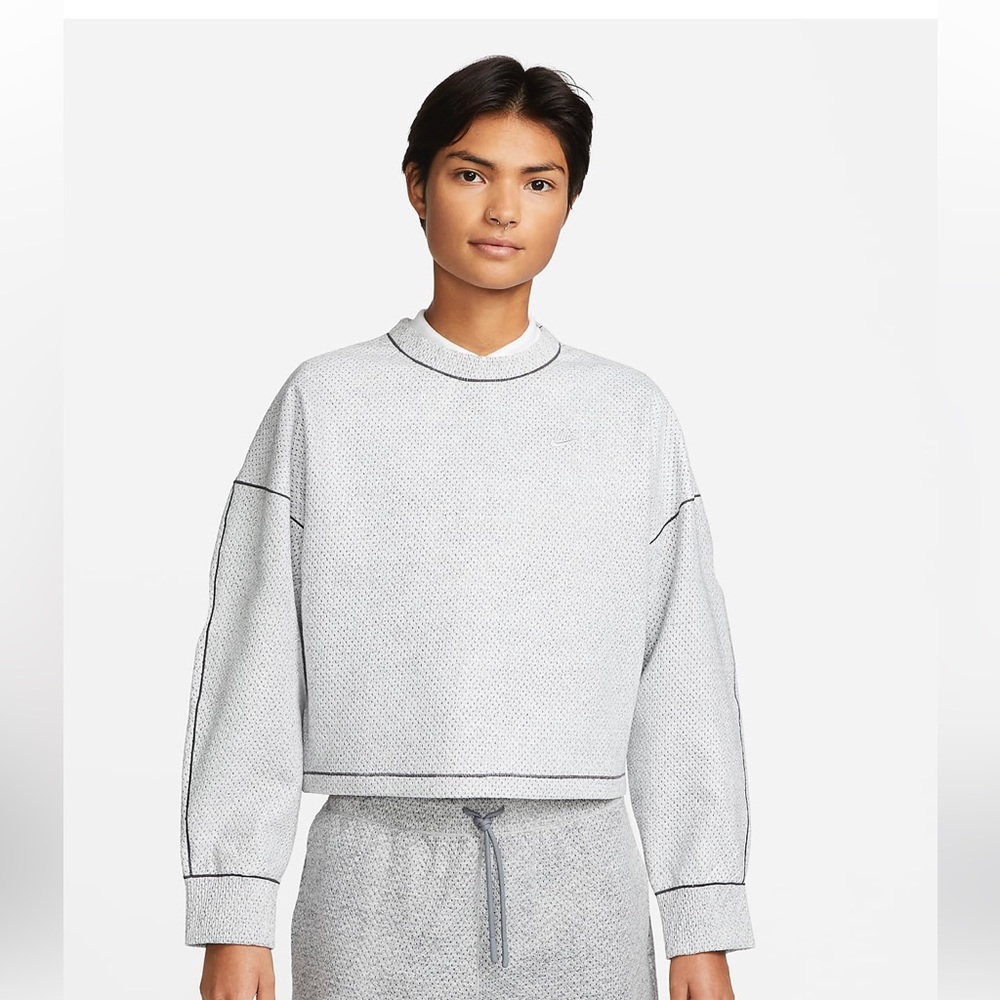 NO TAGS- Nike forward crew. Womens. Color: light Smoke